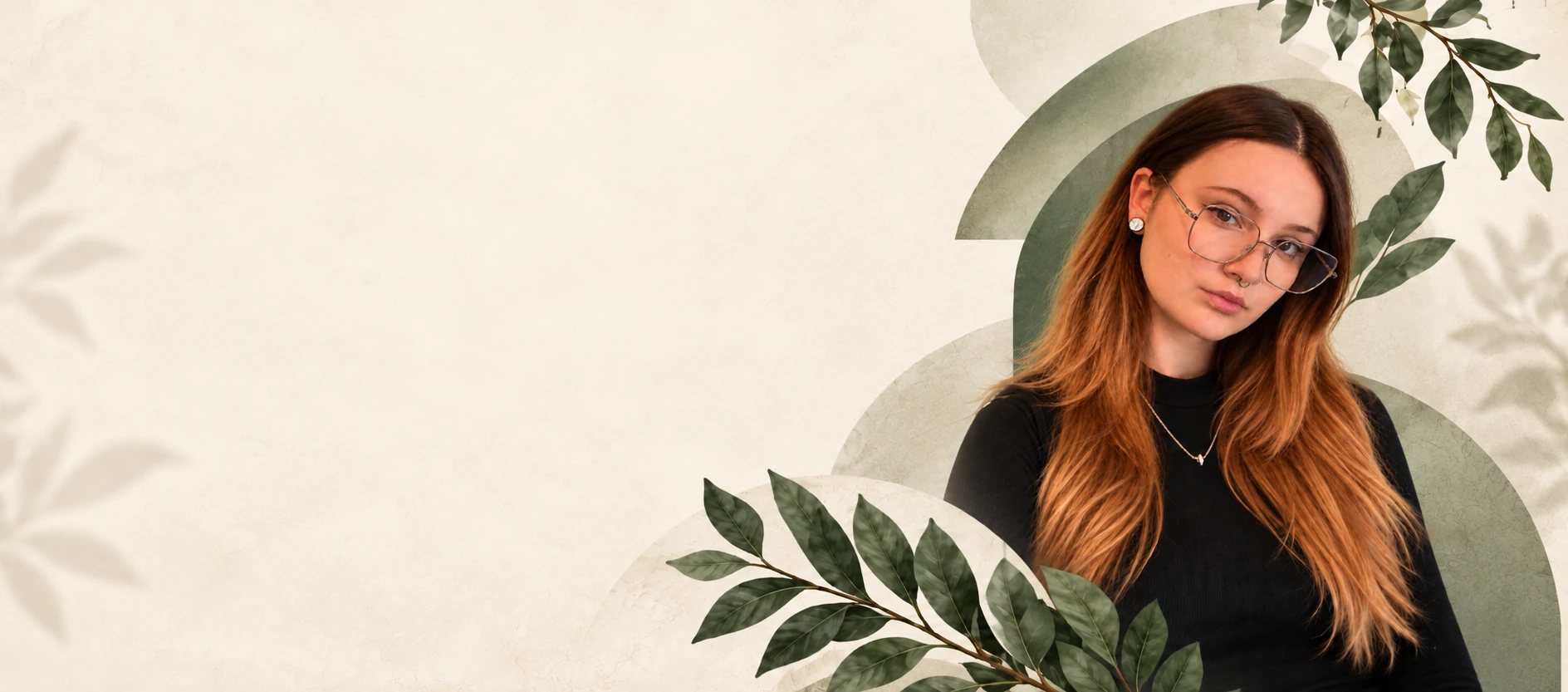 Gina-Sophie Bebek vor botanischen Blättern und organischen Formen.