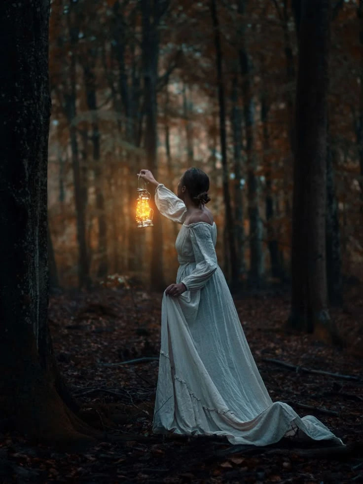Originalbild: Frau mit Laterne im Wald.